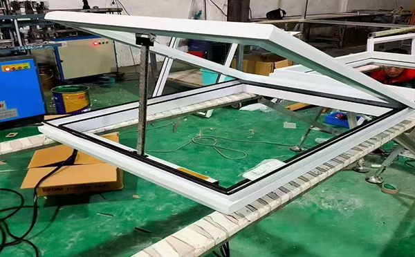 某地下车库出入口墨玉排烟窗配置工程