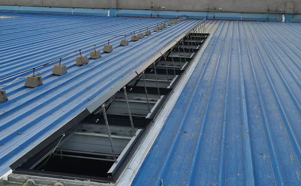 某城市大型商业综合体中庭墨玉排烟窗工程