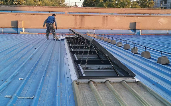 某区域性物流仓储中心墨玉排烟窗系统安装项目